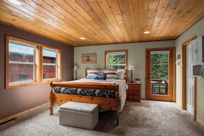 4 bedrooms, desk, iron/ironing board, free WiFi - Pet-Friendly Mountain Retreat | King Suite, Bunks, Desk, Hot Tub, PingPong (Truckee)