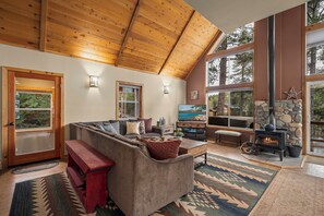 Smart TV, fireplace, DVD player, ping pong - Pet-Friendly Mountain Retreat | King Suite, Bunks, Desk, Hot Tub, PingPong (Truckee)