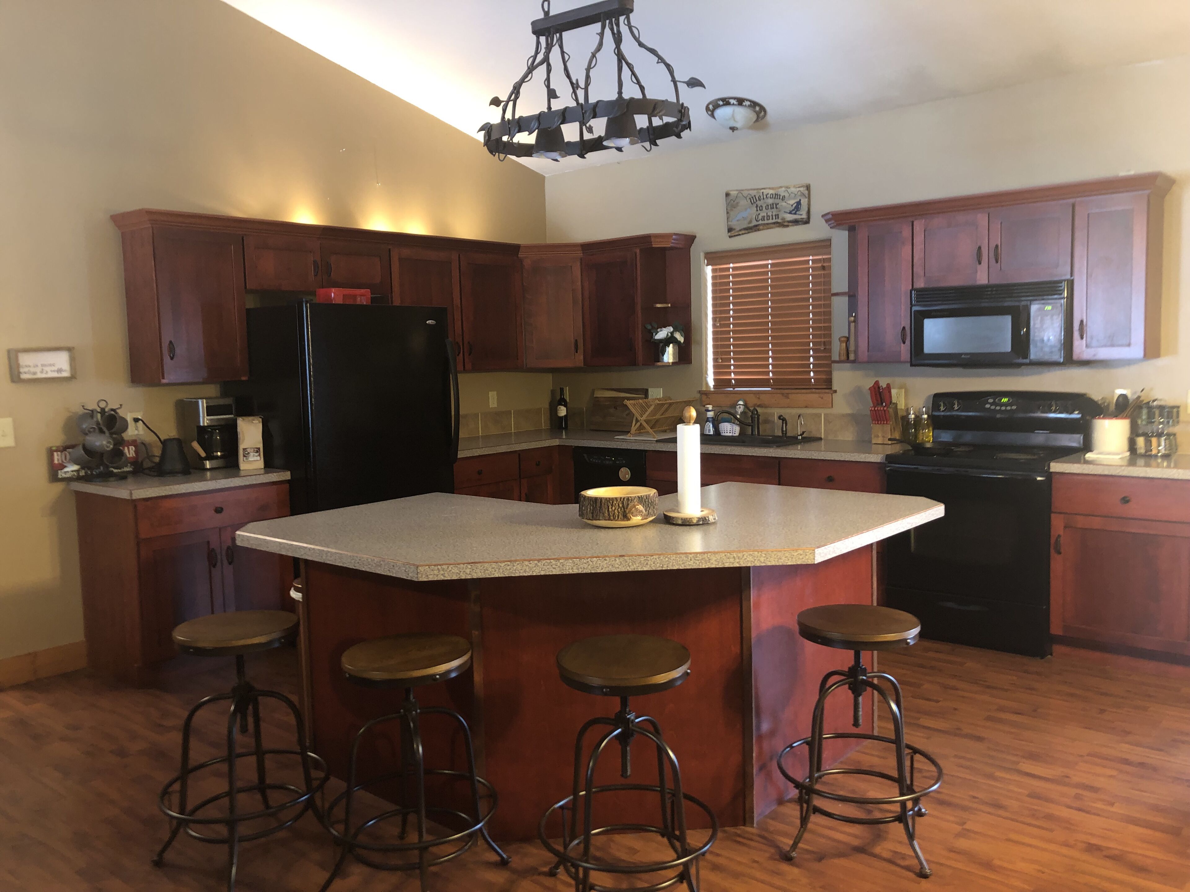 Cozy cabin perfect for family gatherings, great location in McCall!