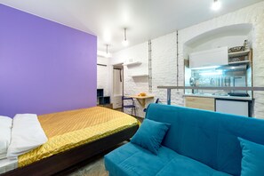 ดีไซน์อพาร์ทเมนท์, เตียงควีนไซส์ 1 เตียง และโซฟาเบด, ปลอดบุหรี่, วิวสวนหย่อม | บริเวณนั่งเล่น | ทีวีจอแอลซีดี