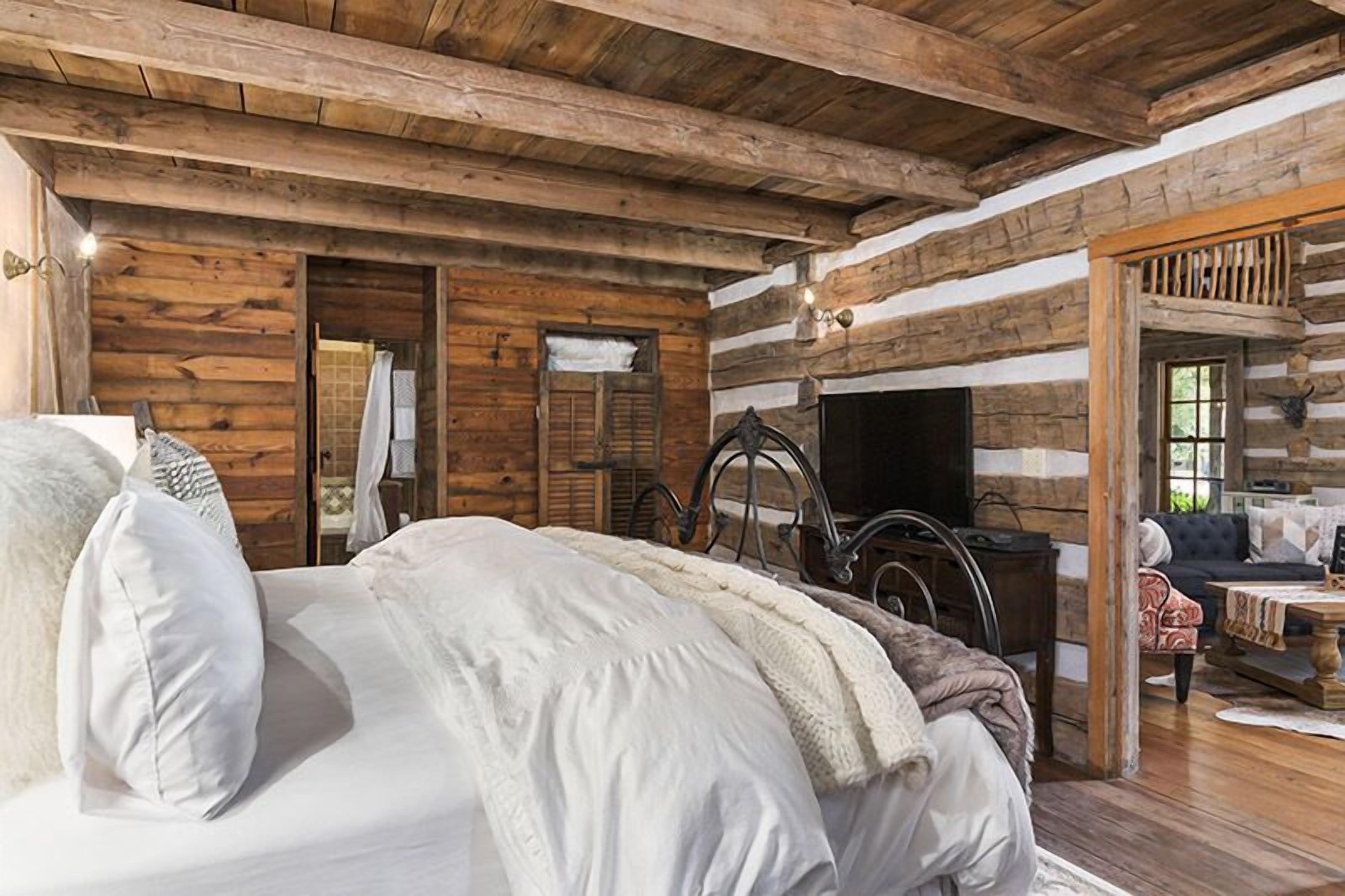 Buckhorn Cabin | 1/1 w/ Loft | King Beds | Hot Tub | Walk to Main | Indoor Seasonal Fireplace