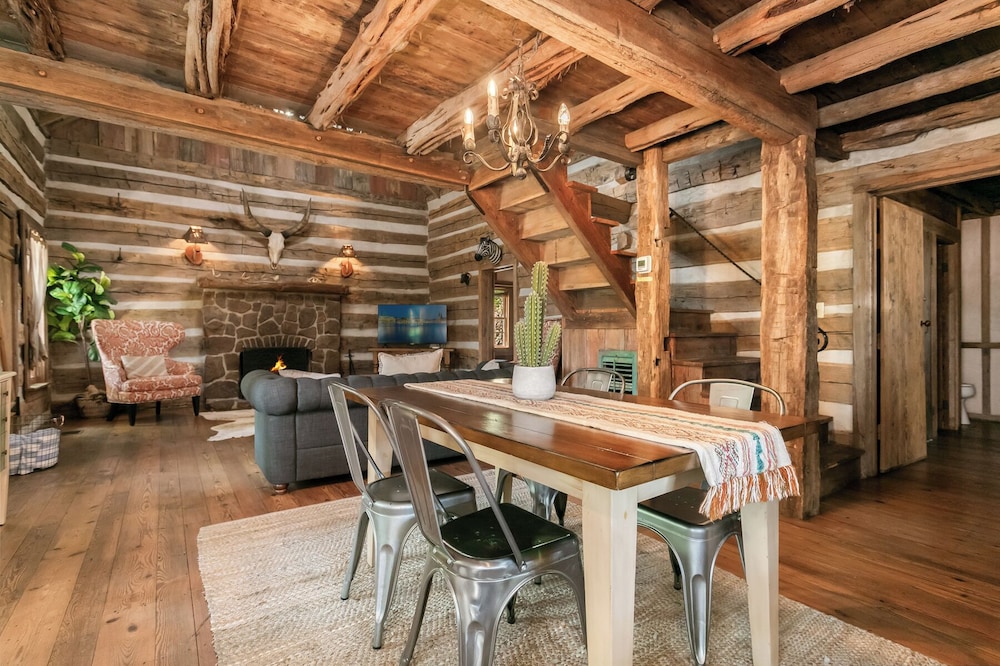 Buckhorn Cabin | 1/1 w/ Loft | King Beds | Hot Tub | Walk to Main | Indoor Seasonal Fireplace