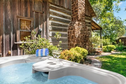 Buckhorn Cabin | 1/1 w/ Loft | King Beds | Hot Tub | Walk to Main | Indoor Seasonal Fireplace