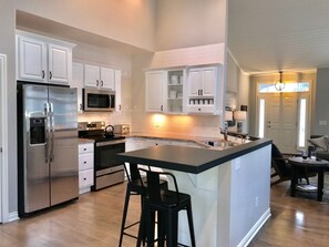 Réfrigérateur, micro-ondes, four, plaque de cuisson