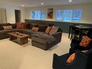 Télévision, cheminée, lecteur de DVD, livres