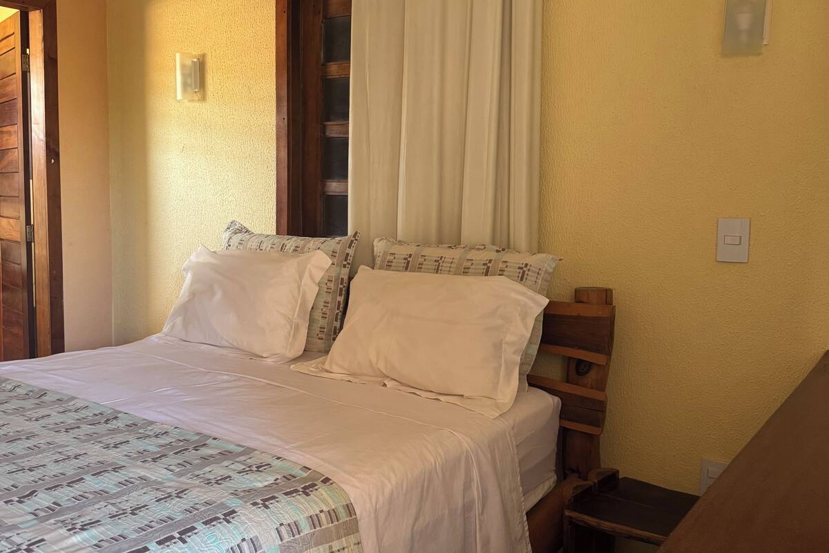 basic room, non smoking | minibar, individually decorated, individually furnished, desk