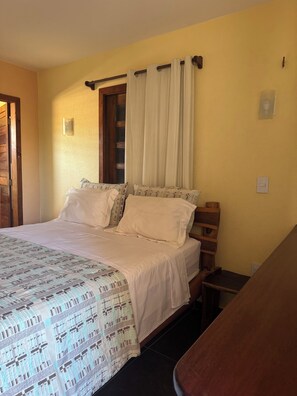 Minibar, decoración personalizada, muebles diferentes y escritorio 