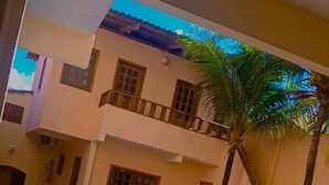 A two-story building with a swimming pool in the foreground. - Hotel Alta Vista (Aracati)