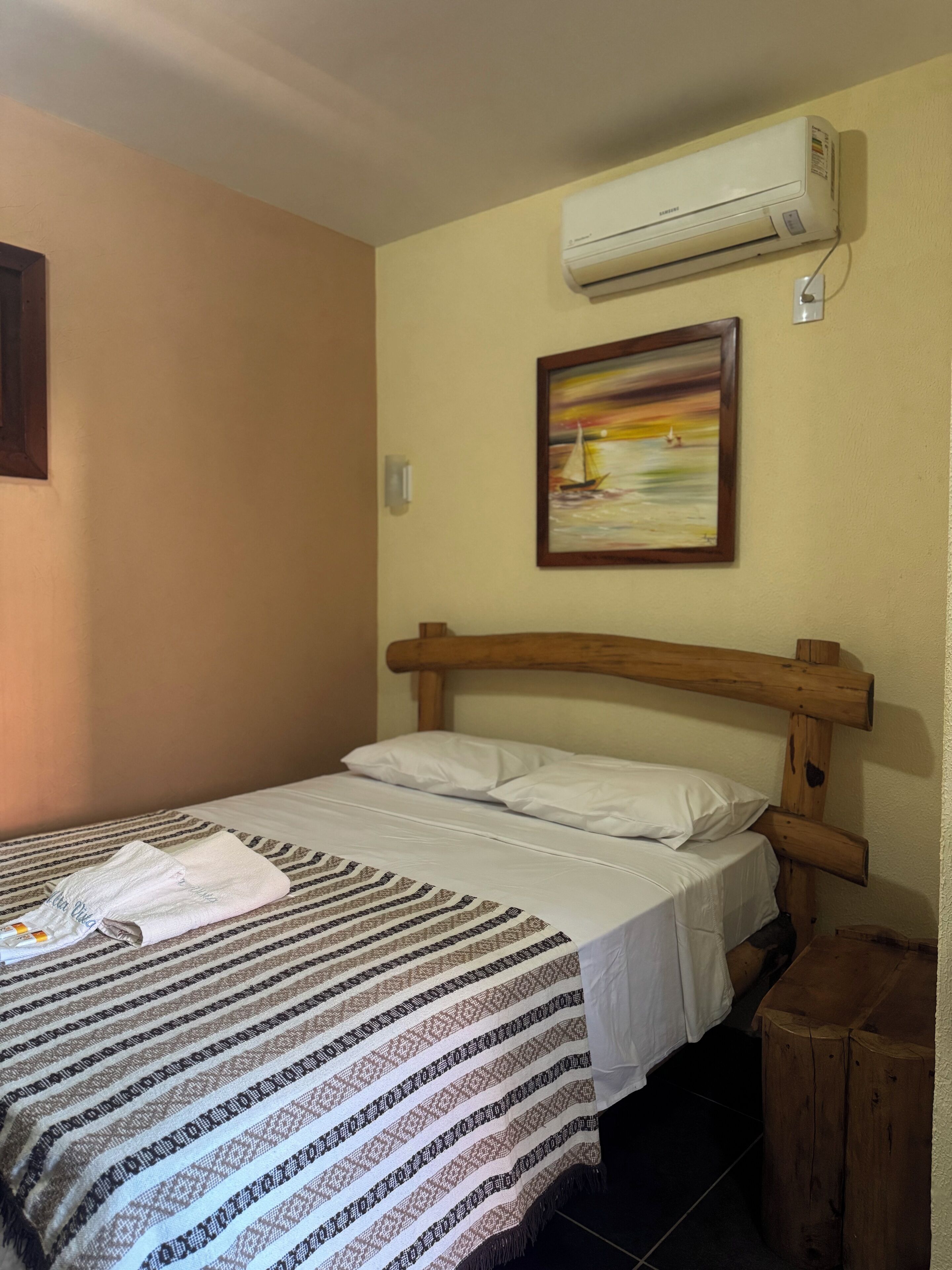 basic room, non smoking | minibar, individually decorated, individually furnished, desk