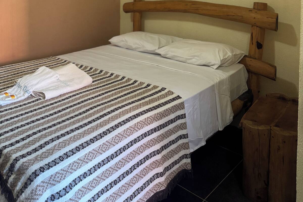 basic room, non smoking | minibar, individually decorated, individually furnished, desk