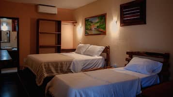 Minibar, decoración personalizada, muebles diferentes y escritorio