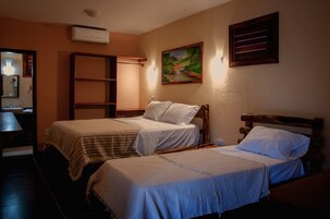 Minibar, decoración personalizada, muebles diferentes y escritorio 