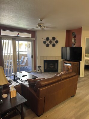 Smart-TV, Kamin, DVD-Player, Bücher