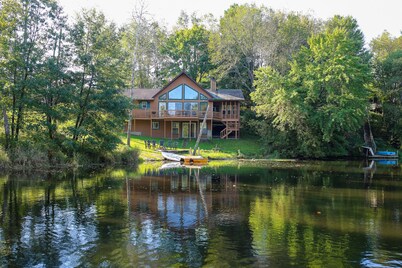 Lakeside Haven Home On Birch Lake, Sleeps Up To 12 People.