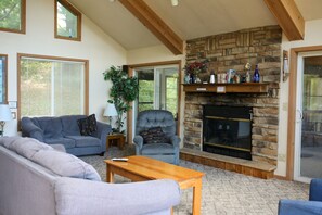Flat-screen TV, fireplace, DVD player, books