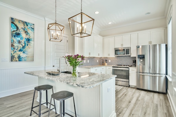 Frigorífico, microondas, horno y placa de cocina