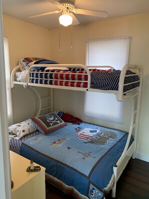 2 bedrooms, WiFi, bed sheets - Cozy lake in front of the home (Gravois Mills)