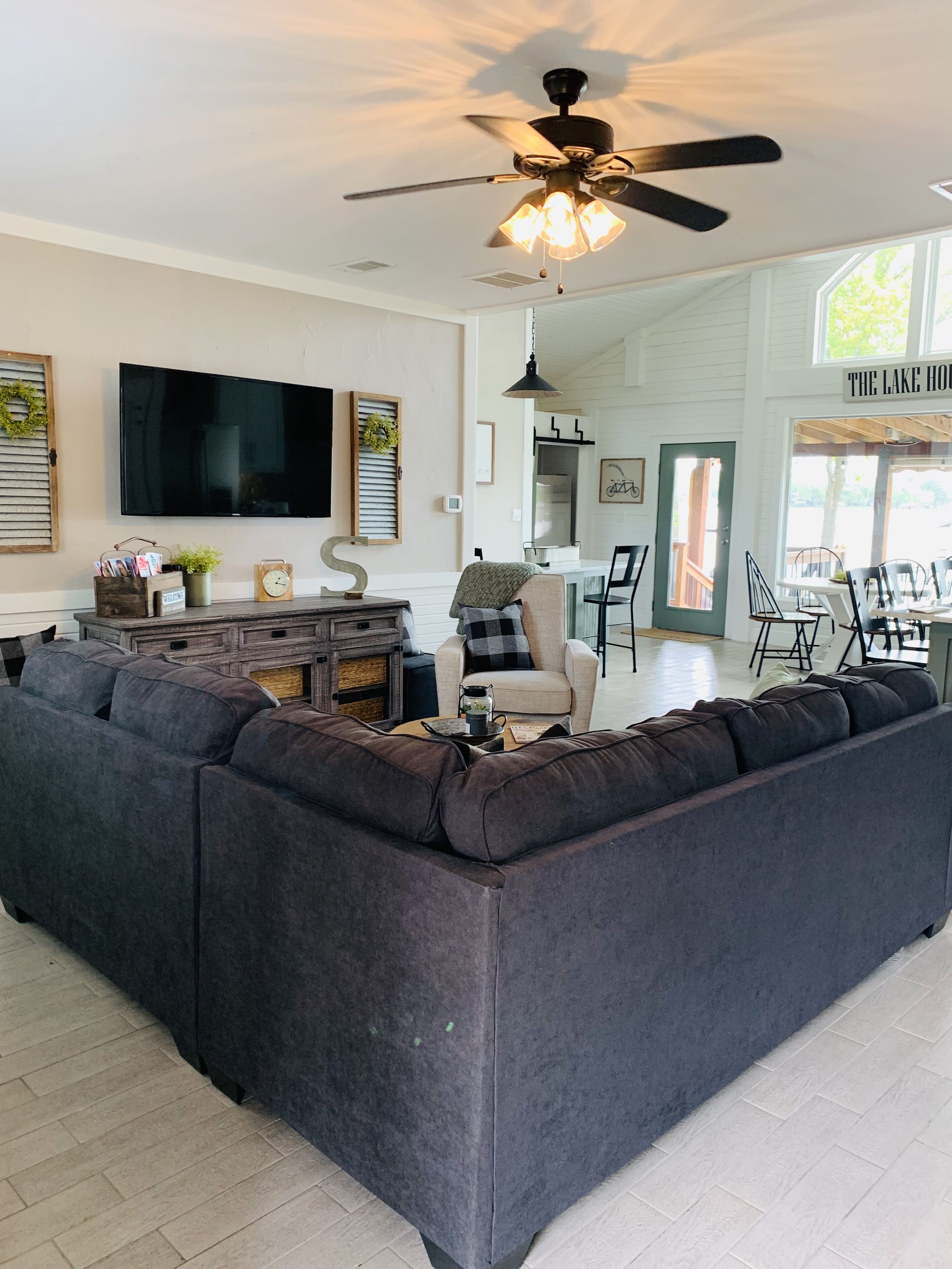 Private Beautiful Waterfront Home. Boat Dock to enjoy Sunrise and Sunsets!