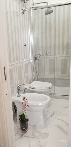 Suite, Sea View | Bathroom | Free toiletries, hair dryer, bidet, towels - Calabritto Suite (Naples)