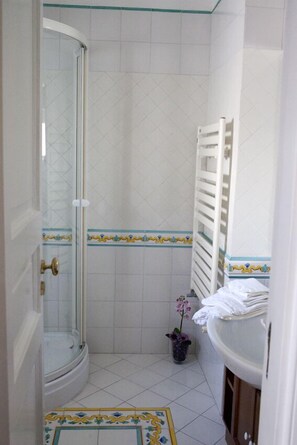 Deluxe Suite | Bathroom | Free toiletries, hair dryer, bidet, towels