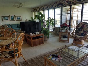 TV, DVD player, books, stereo - Perfect South Maui Ocean View Condo (Kihei)
