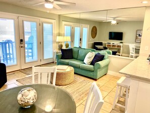 TV connectée, livres, chaîne hi-fi