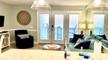 Smart TV, libros y estéreo