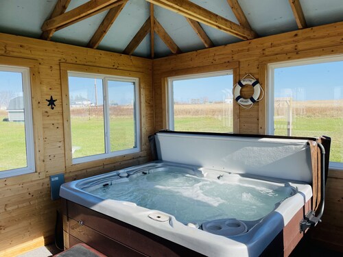 The rest is in Anne's land! - Hot tub, Kayaks Centrally located, stunning views.