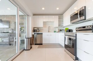 Refrigerador, microondas, horno y parrilla de estufa 