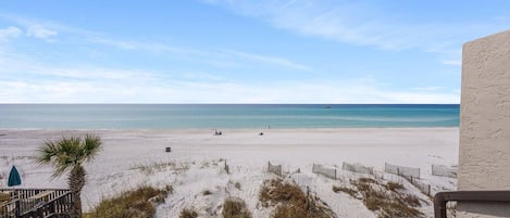 Plage, chaises longues