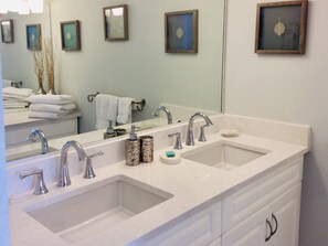 وحدات دش مع أحواض استحمام، مجففات شعر، مناشف، صابون