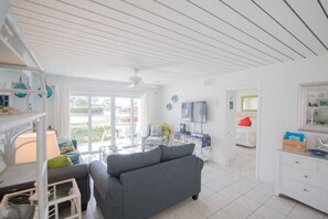 TV connectée, lecteur de DVD, livres, vidéothèque