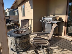 Terrace/patio - 5 bedrooms, covered deck, whirlpool tub and full access to the Black Hills (Summerset)