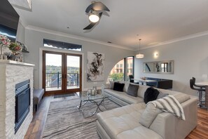 TV connectée, cheminée, lecteur de DVD, vidéothèque