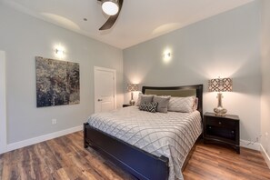 2 bedrooms, iron/ironing board, free WiFi, bed sheets - Historic Folsom Penthouse (Folsom)