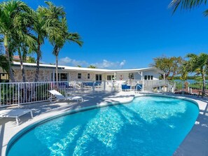 حمّام سباحة مُدفَّأ