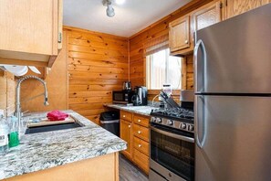 冷蔵庫、電子レンジ、オーブン、コンロ