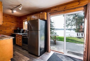 Fridge, microwave, oven, stovetop - Perfect Lakefront Family Cabin, 2 Kayaks Included! (Interlochen)