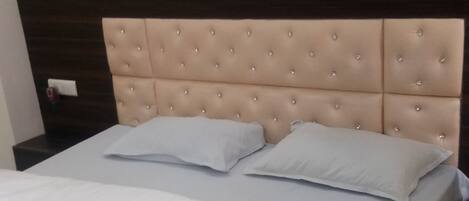 5 bedrooms, bed sheets