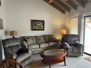 TV, books, stereo - BEAUTIFUL CONDO WITH AWESOME SUNSET VIEWS (Kihei)