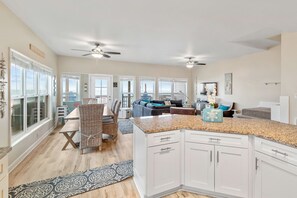 Smart-TV, DVD-spiller og bøker