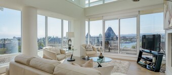 Spacious Splendour-Panoramic Views from 12th Floor Luxury Condo, AC, Pool and Parking