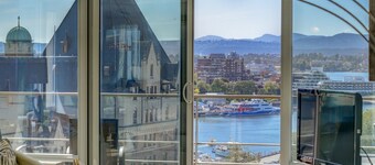 Spacious Splendour-Panoramic Views from 12th Floor Luxury Condo, AC, Pool and Parking