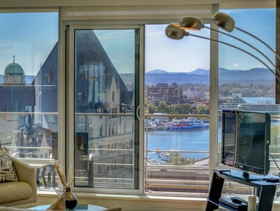 Spacious Splendour-Panoramic Views from 12th Floor Luxury Condo, AC, Pool and Parking