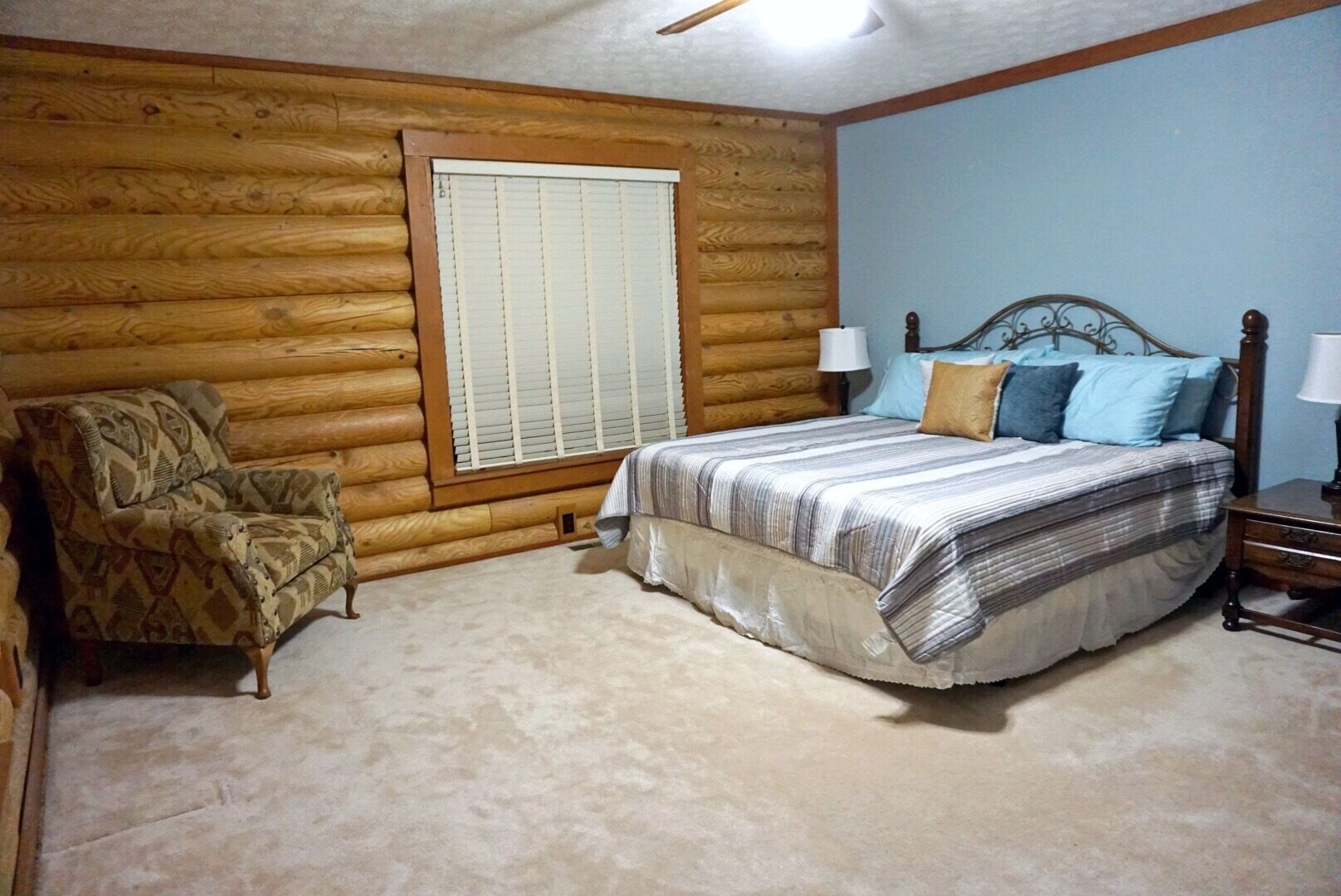 Wild Vines Log Cabin .5miles from Ky Lake, Hot Tub, Pool Table, 1500sqft Venue!