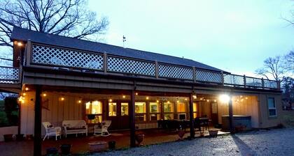 Wild Vines Log Cabin .5miles from Ky Lake, Hot Tub, Pool Table, 1500sqft Venue!