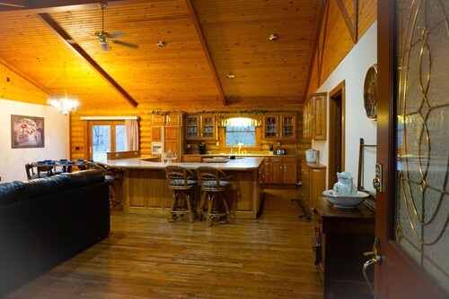 Wild Vines Log Cabin .5miles from Ky Lake, Hot Tub, Pool Table, 1500sqft Venue!