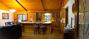 Log Cabin .5miles fra Ky Lake, King Bed, Hot Tub, biljardbord, 1500sqft spillested!