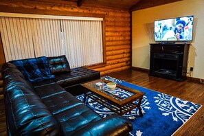 Smart TV, lareira, DVD player, mesa de pingue-pongue