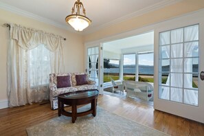 TV, videogiochi, lettore DVD, tavolo da calcetto